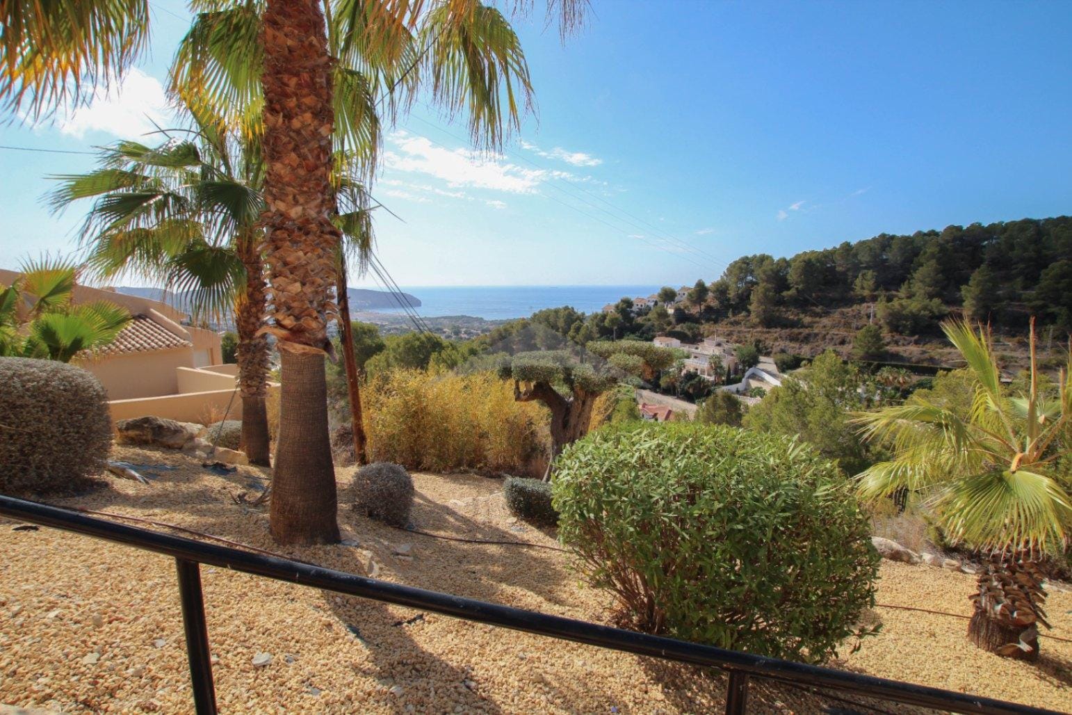 Half vrijstaand huis met uitzicht op zee te koop in Moraira