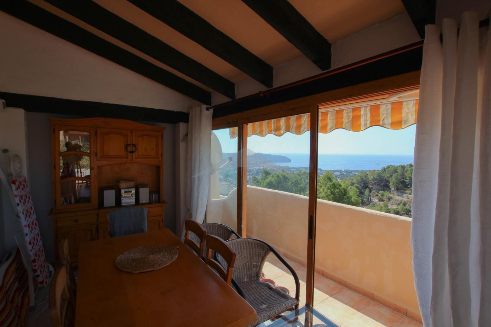 Half vrijstaand huis met uitzicht op zee te koop in Moraira