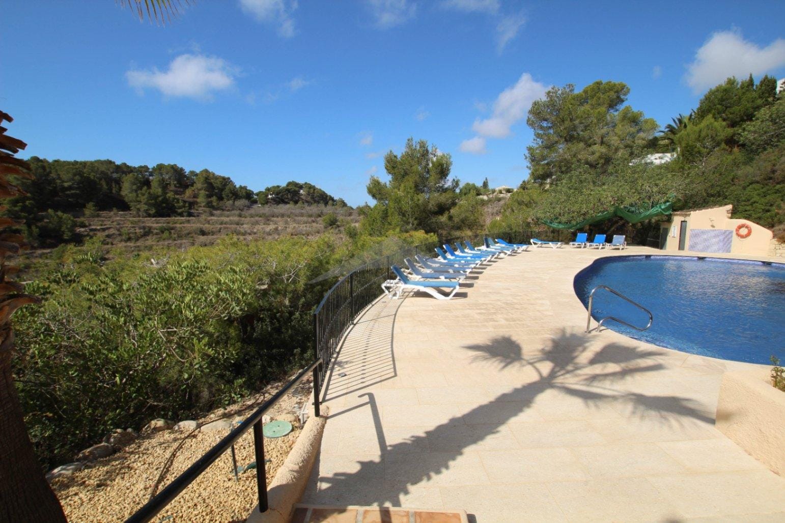 Half vrijstaand huis met uitzicht op zee te koop in Moraira