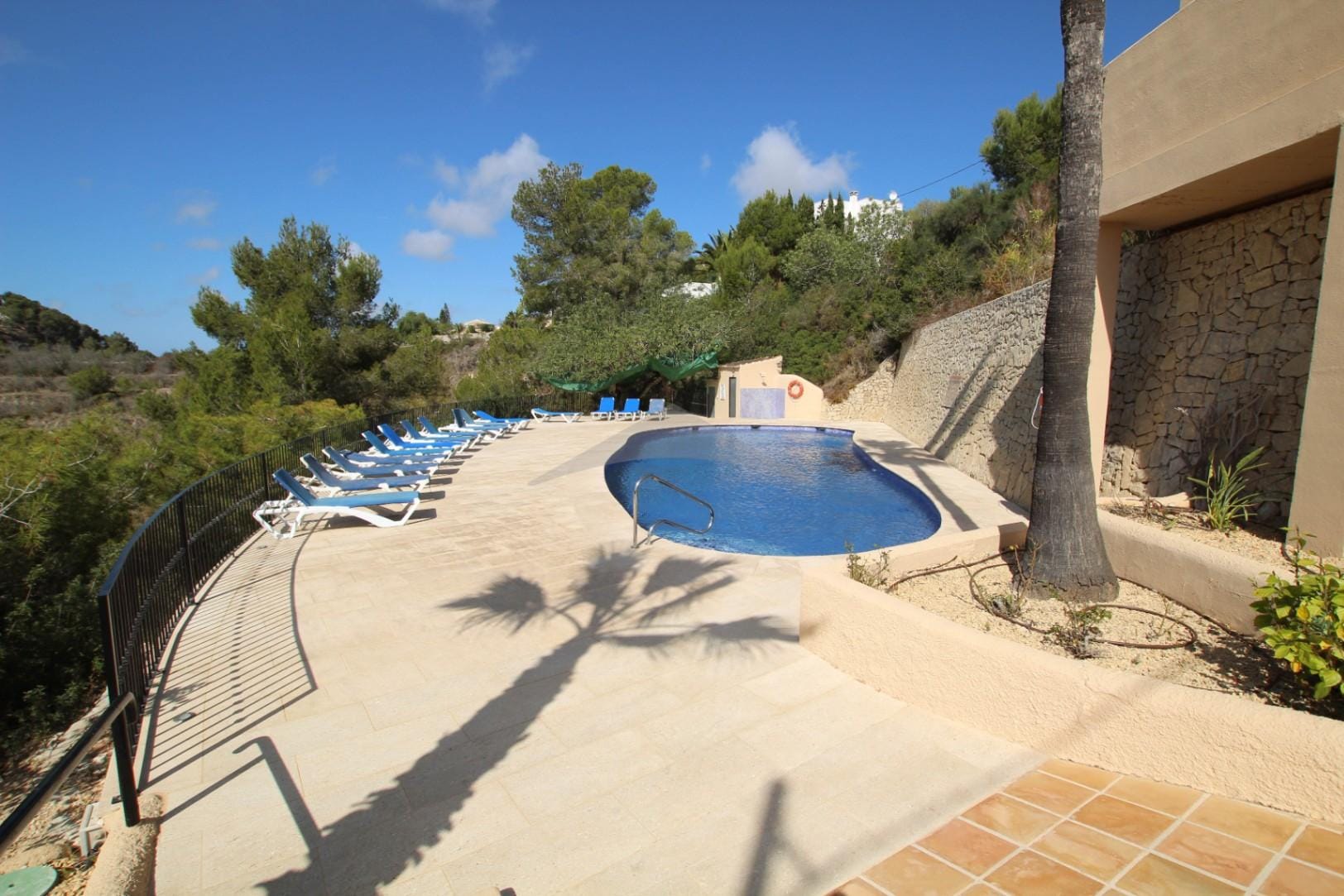 Half vrijstaand huis met uitzicht op zee te koop in Moraira