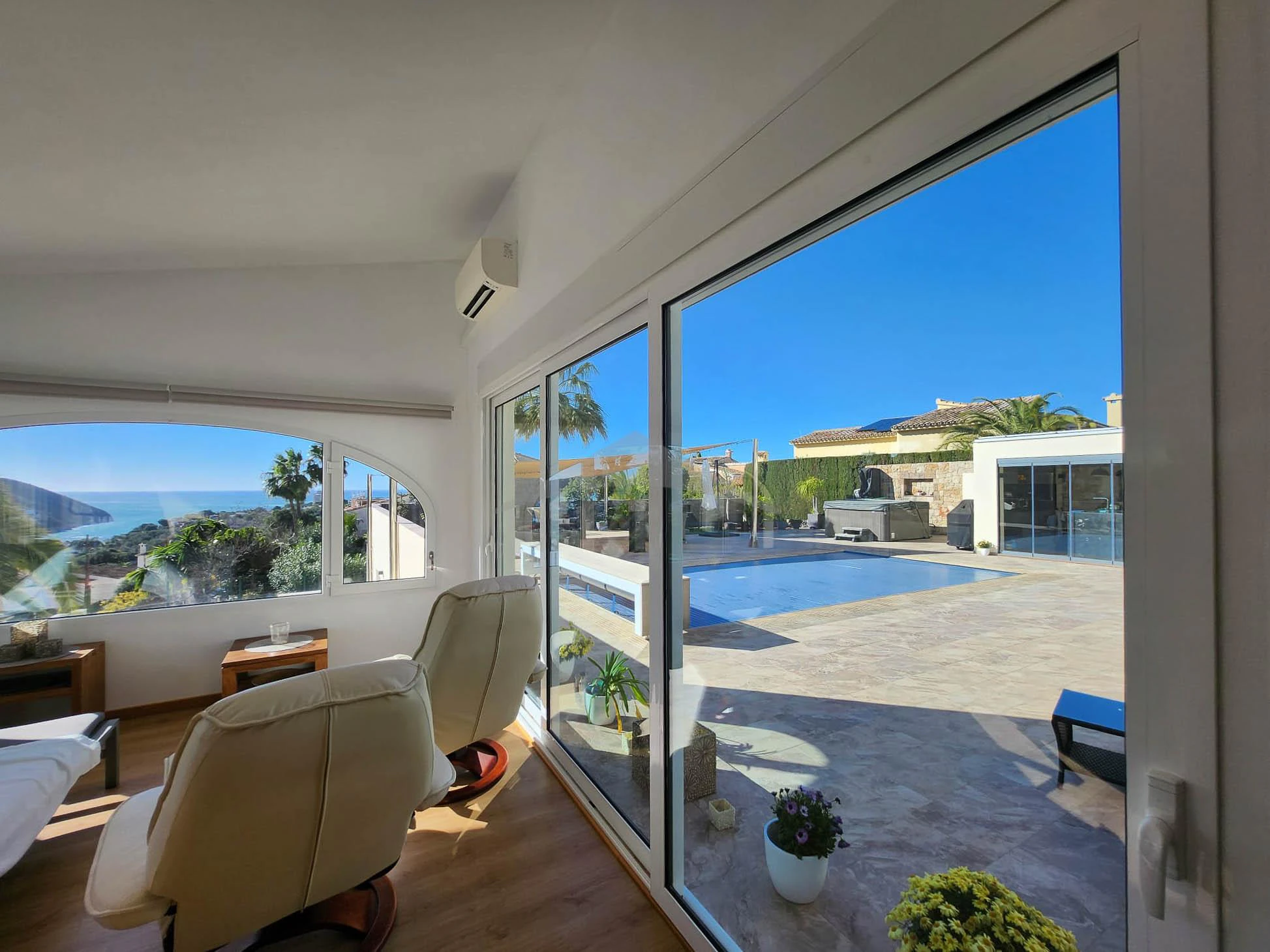 Magnifieke villa te koop met panoramisch uitzicht op zee