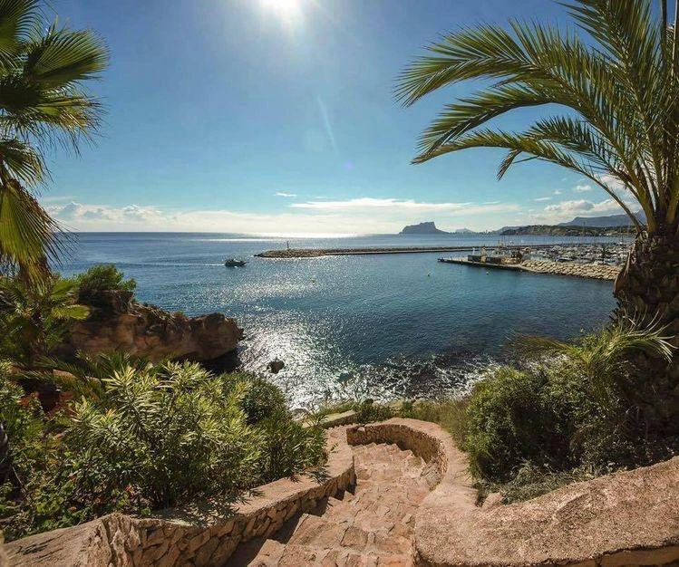 Villa te koop met zeezicht in Moraira