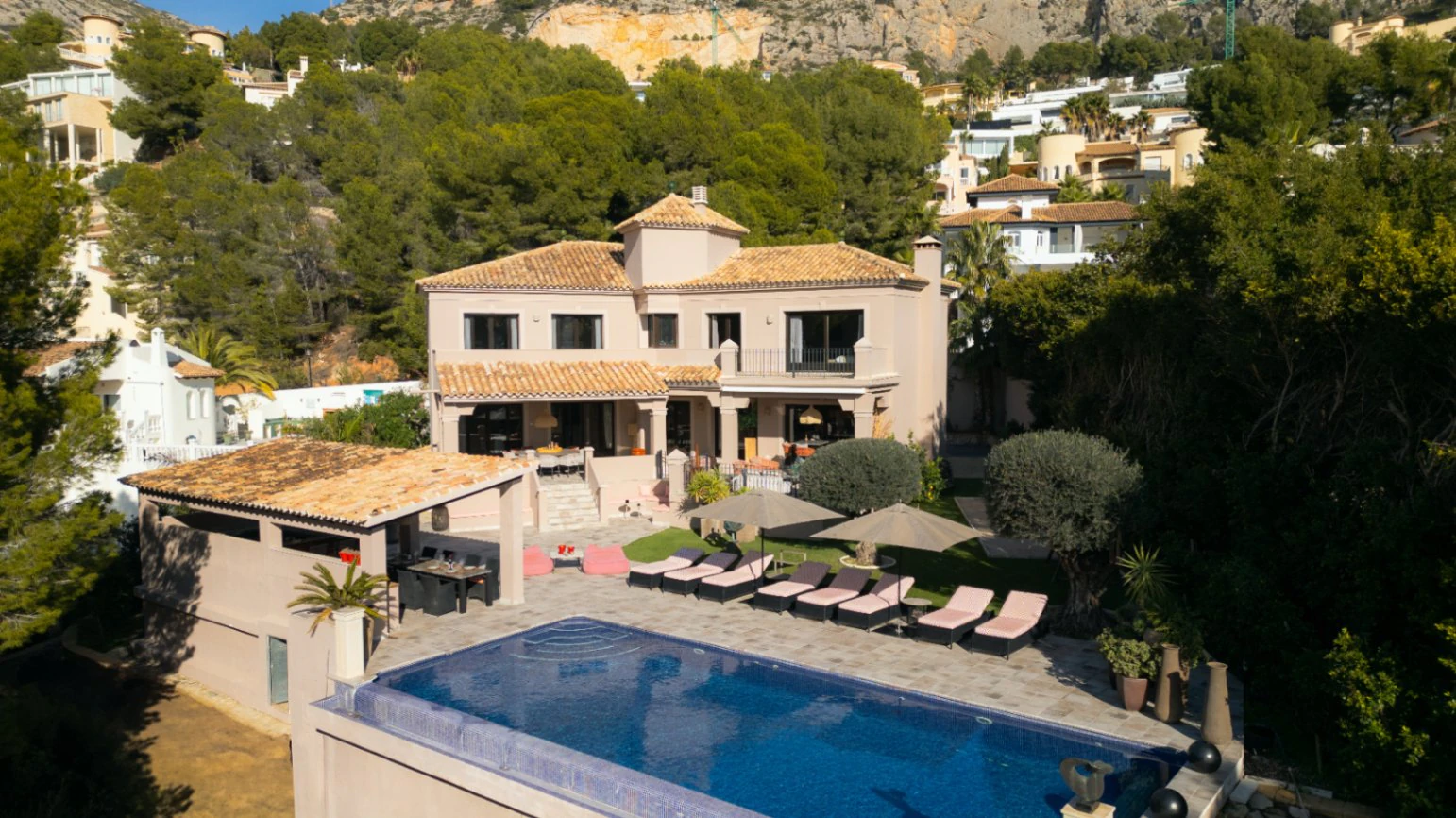 Prachtige ruime villa met zeezicht te koop in Altea Hills