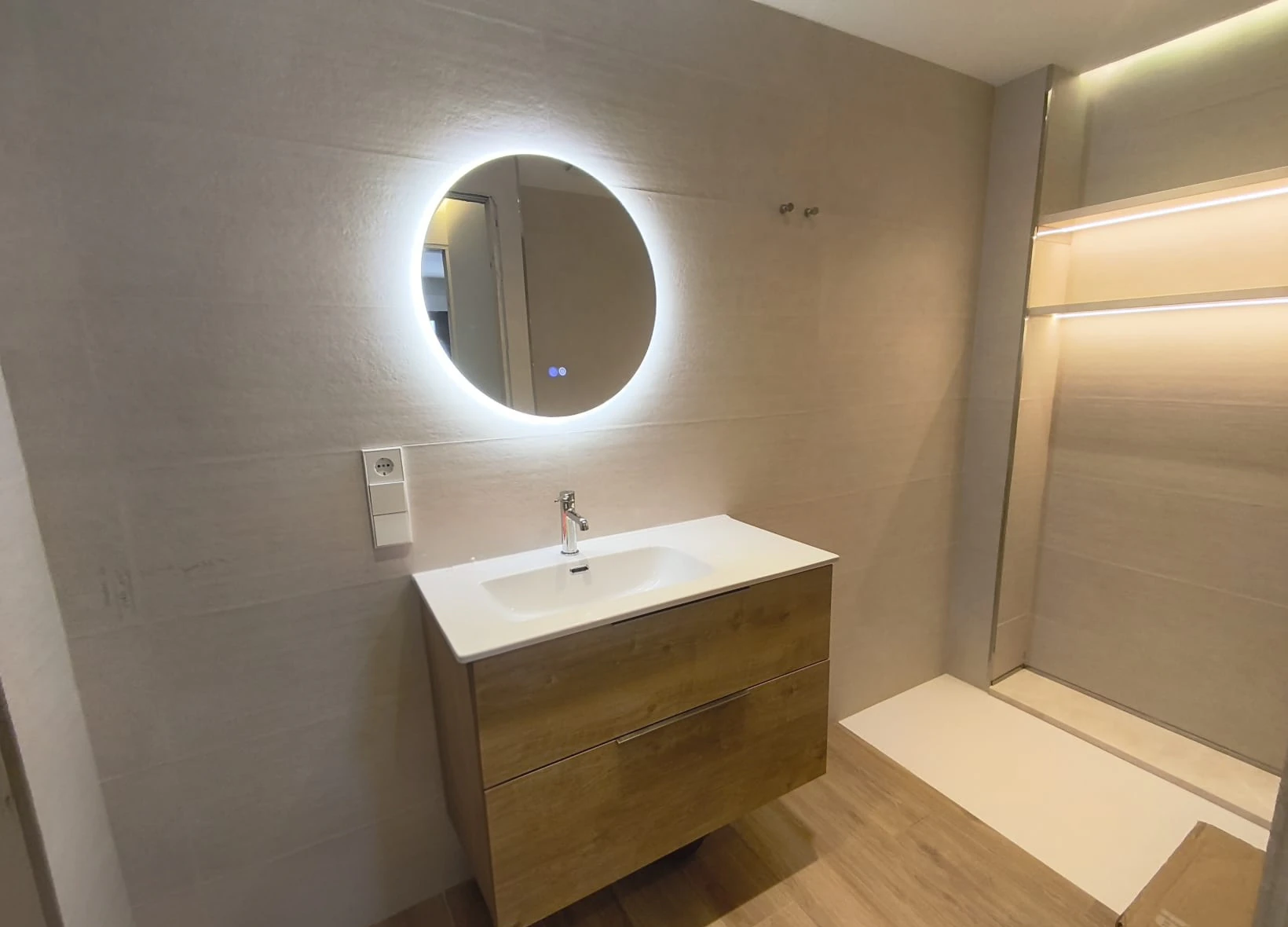 Se alquila apartamento para todo el año a escasos metros del mar.
