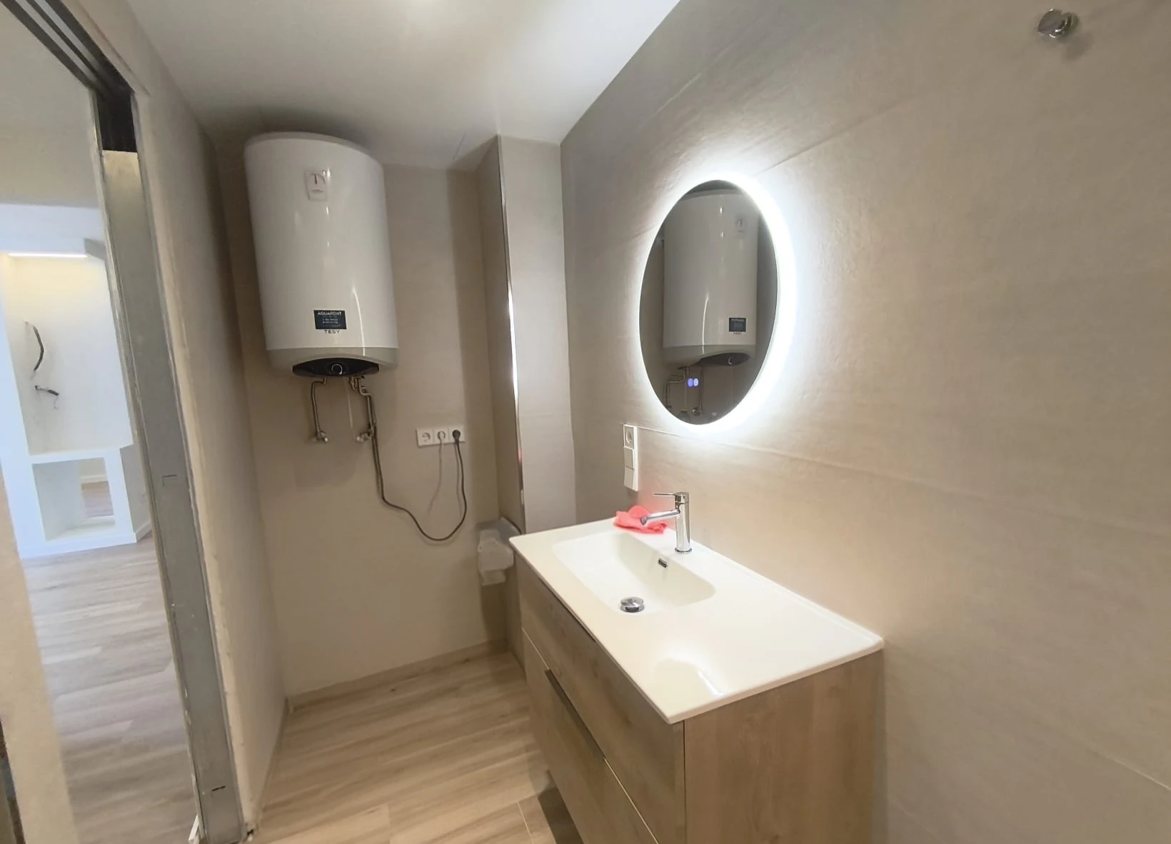 Se alquila apartamento para todo el año a escasos metros del mar.