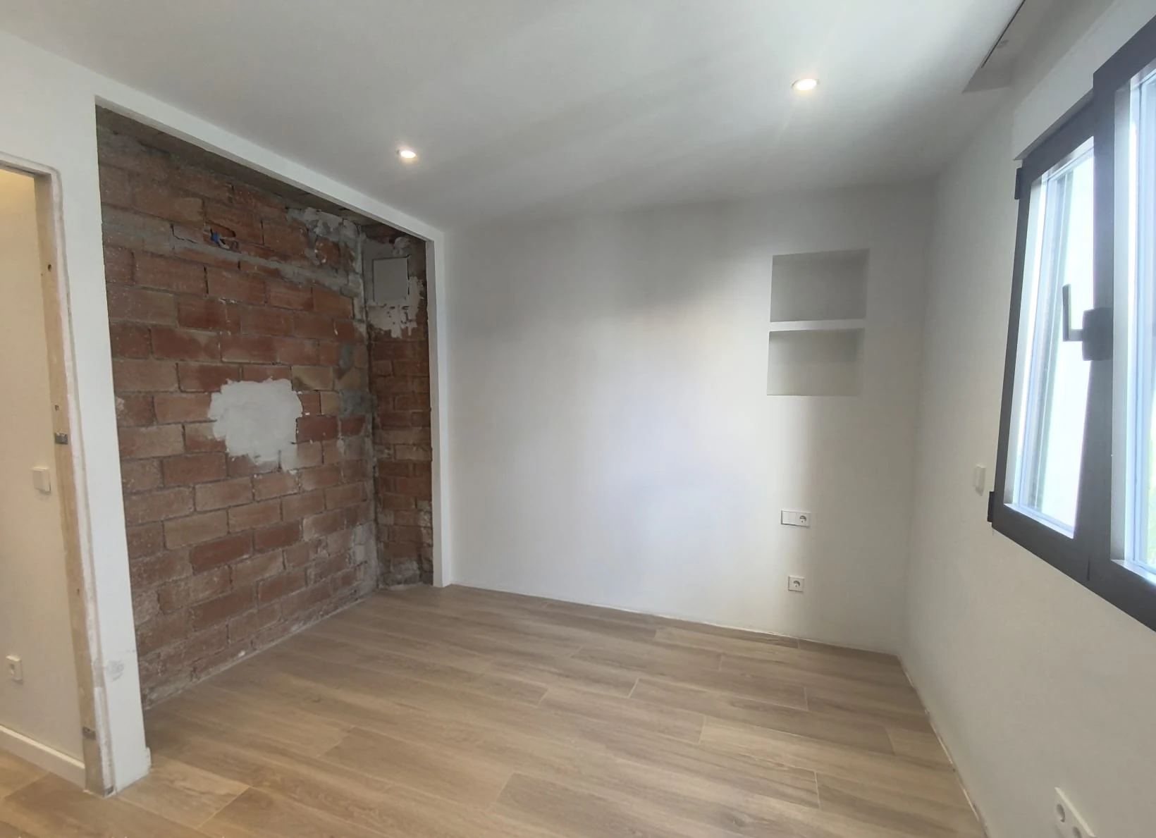 Se alquila apartamento para todo el año a escasos metros del mar.