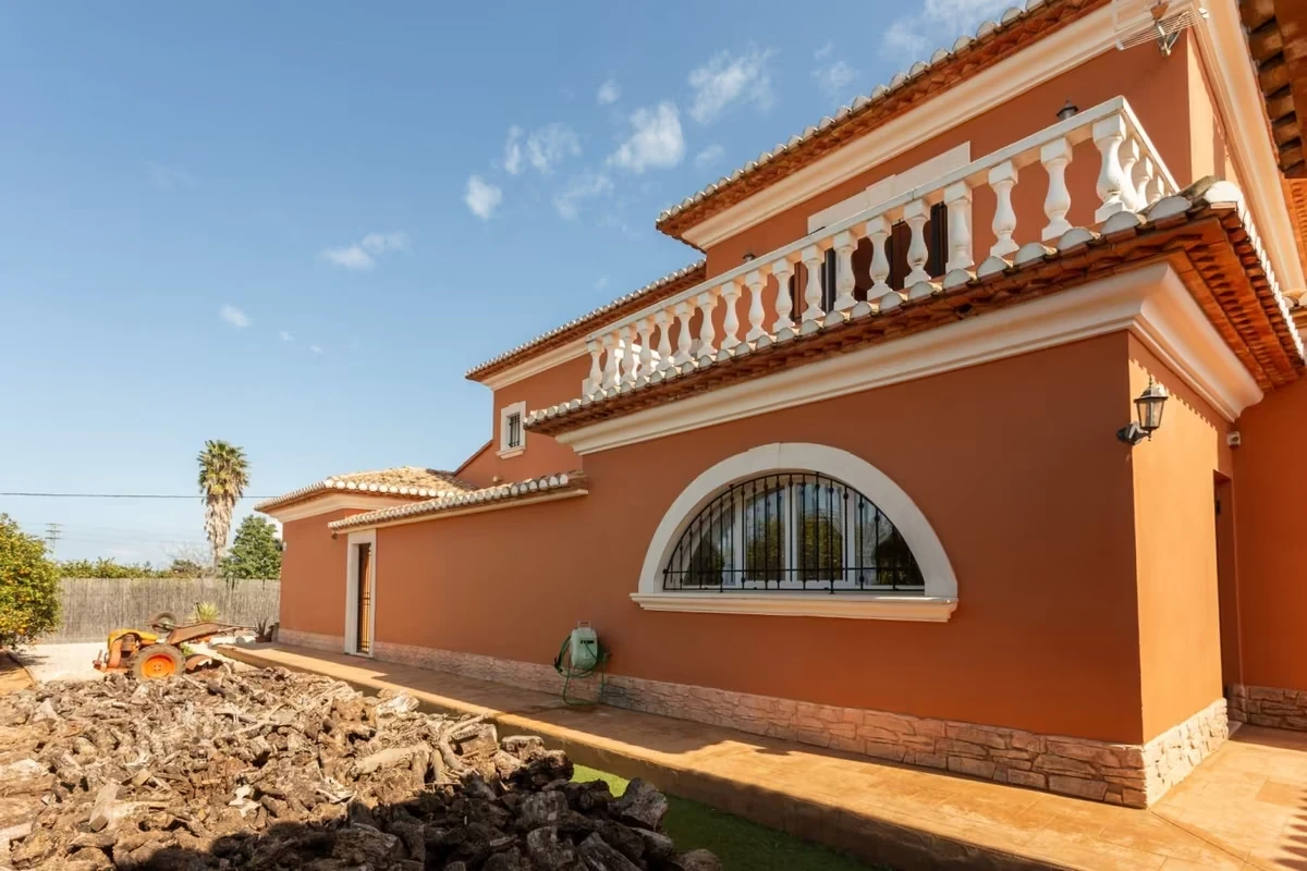 Estupendo chalet en Denia con parcela grande, a un paso del mar
