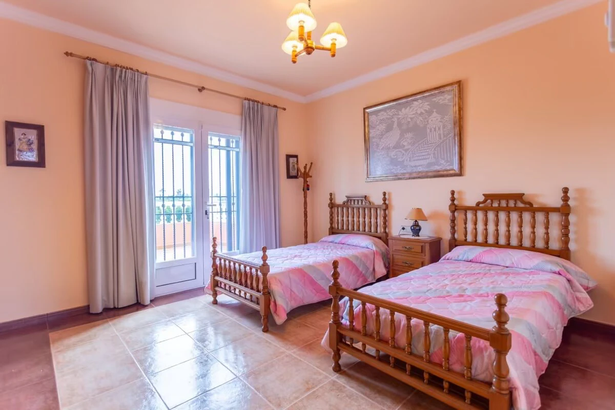 Estupendo chalet en Denia con parcela grande, a un paso del mar