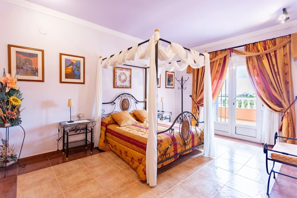 Estupendo chalet en Denia con parcela grande, a un paso del mar