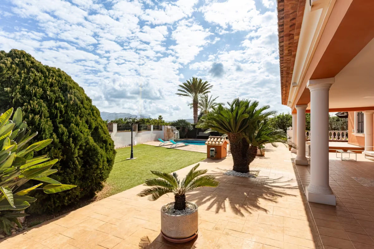 Estupendo chalet en Denia con parcela grande, a un paso del mar