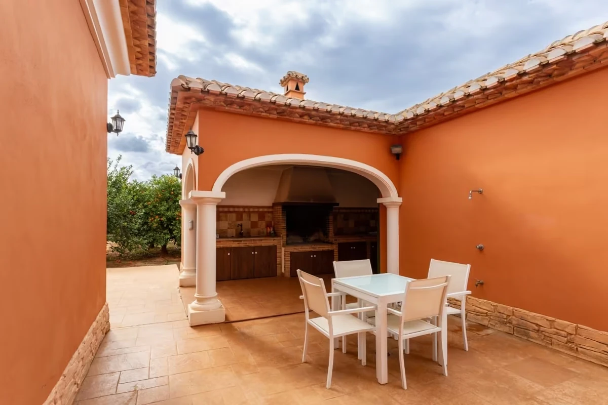 Estupendo chalet en Denia con parcela grande, a un paso del mar