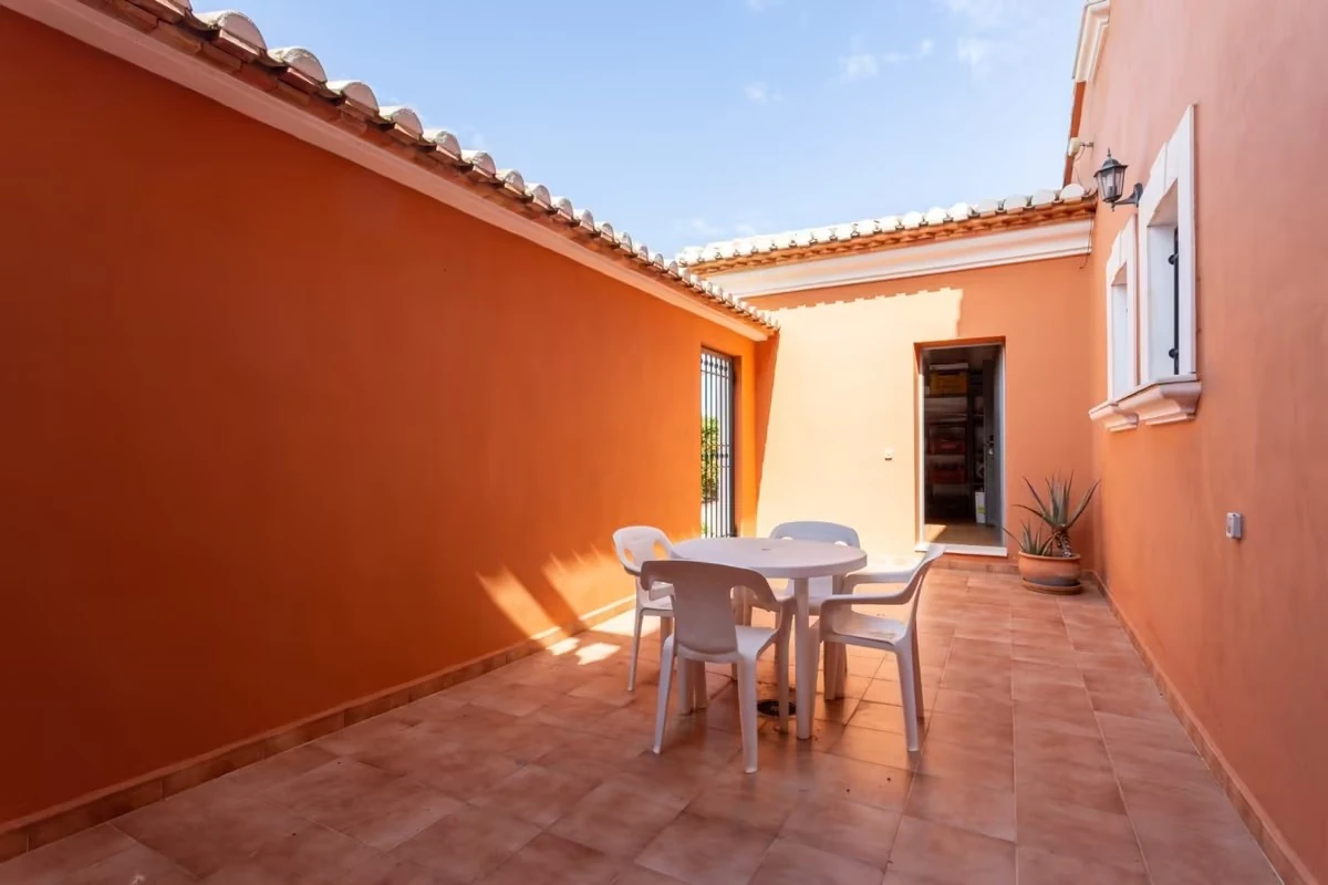 Estupendo chalet en Denia con parcela grande, a un paso del mar