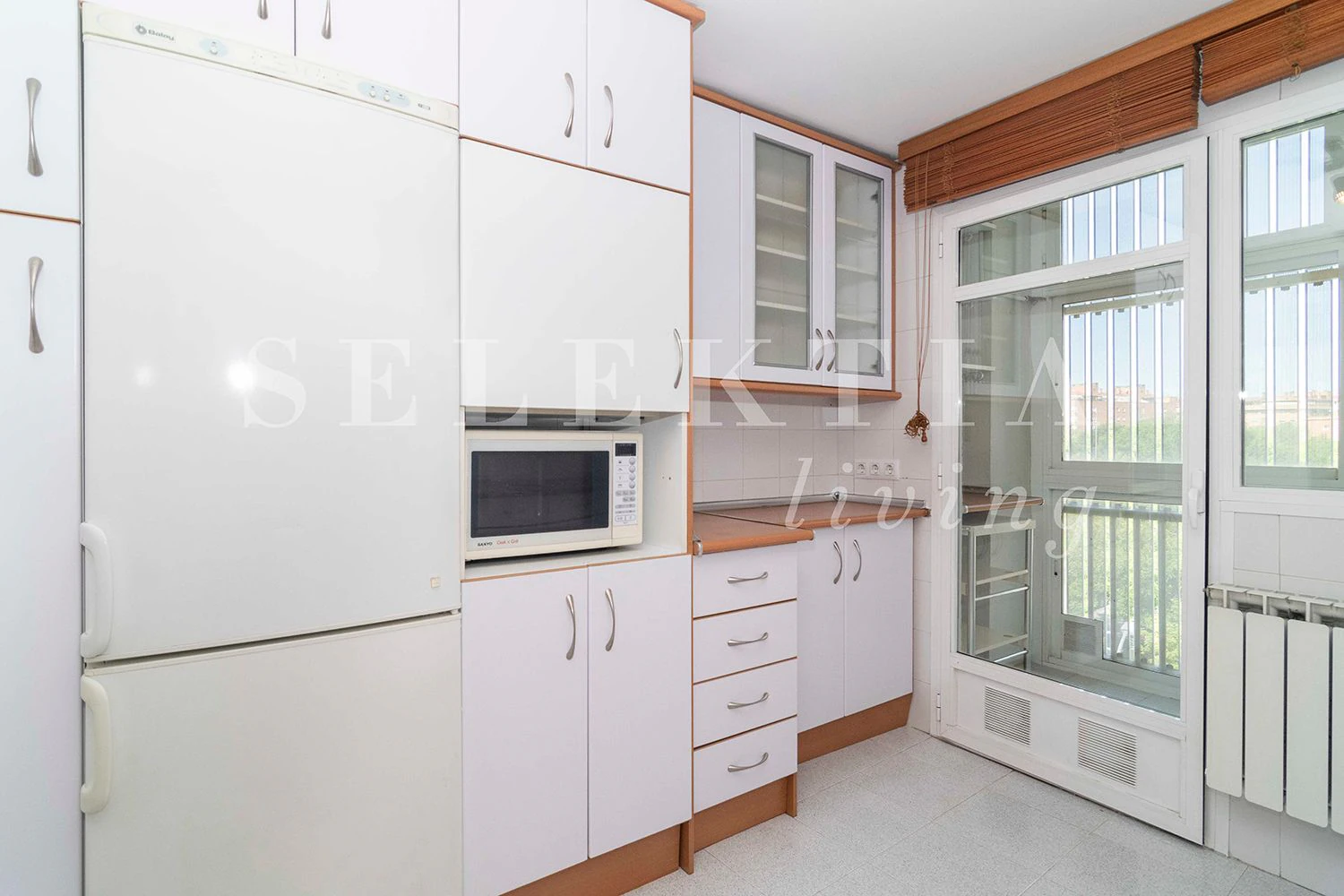 ESTUPENDO PISO EXTERIOR EN ALQUILER DE TRES HABITACIONES  EN  MORATALAZ