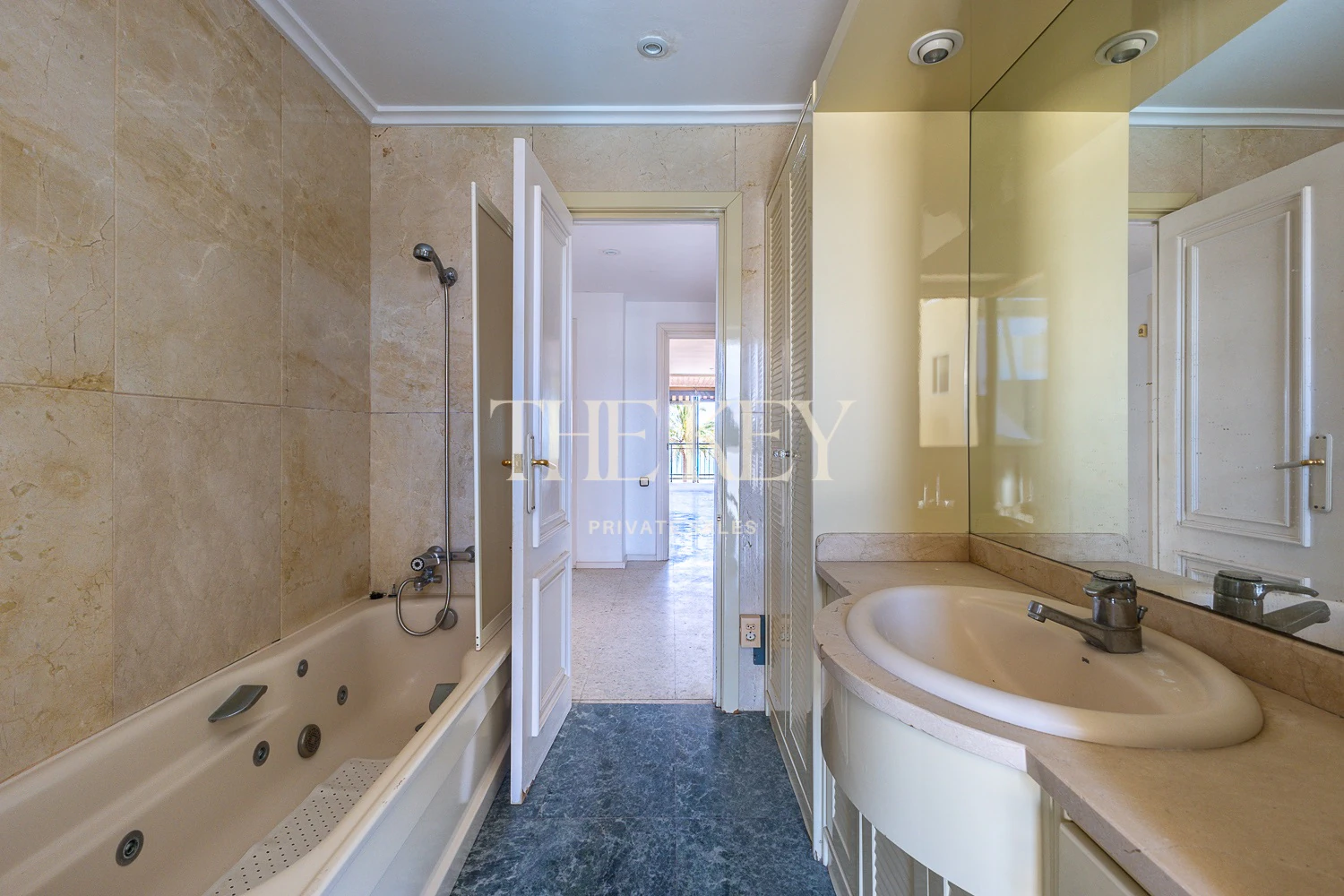 Apartamento Primera Línea Gandia Lujo: 240m² y Vistas al Mar | The Key