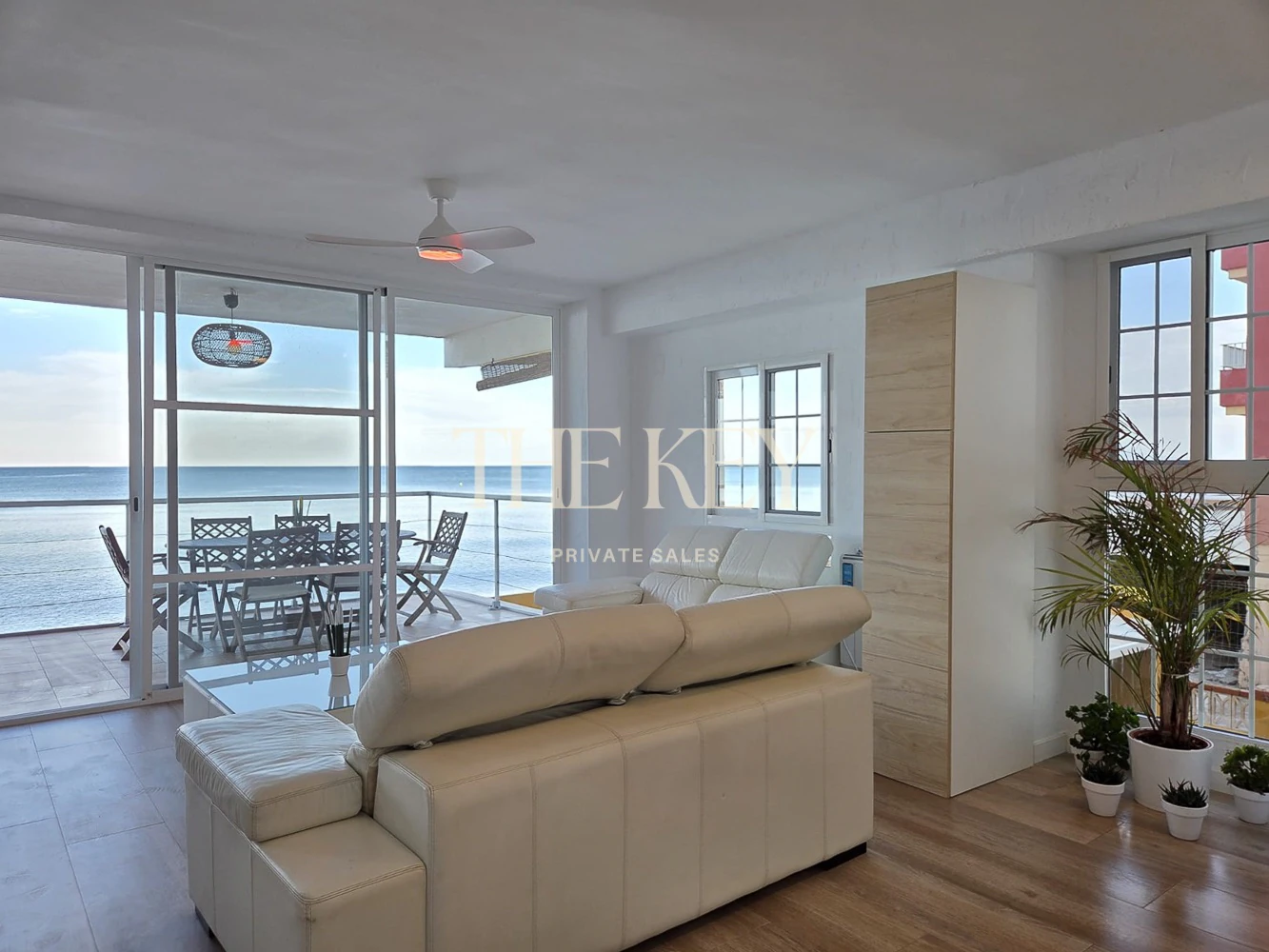 Apartamento en primera línea de mar en Tavernes de la Valldigna con gran terraza y vistas exclusivas