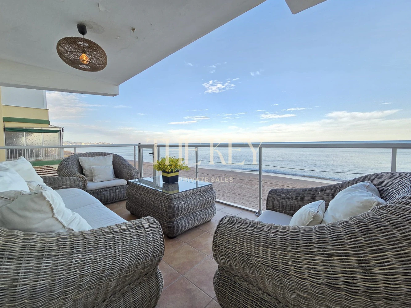 Apartamento en primera línea de mar en Tavernes de la Valldigna con gran terraza y vistas exclusivas