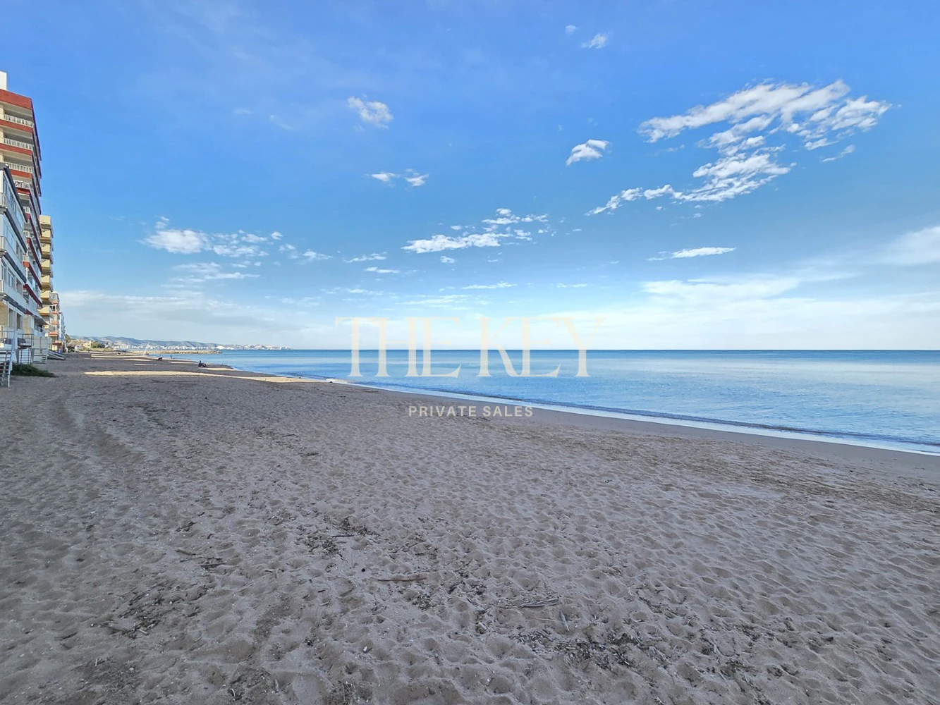 Apartamento en primera línea de mar en Tavernes de la Valldigna con gran terraza y vistas exclusivas