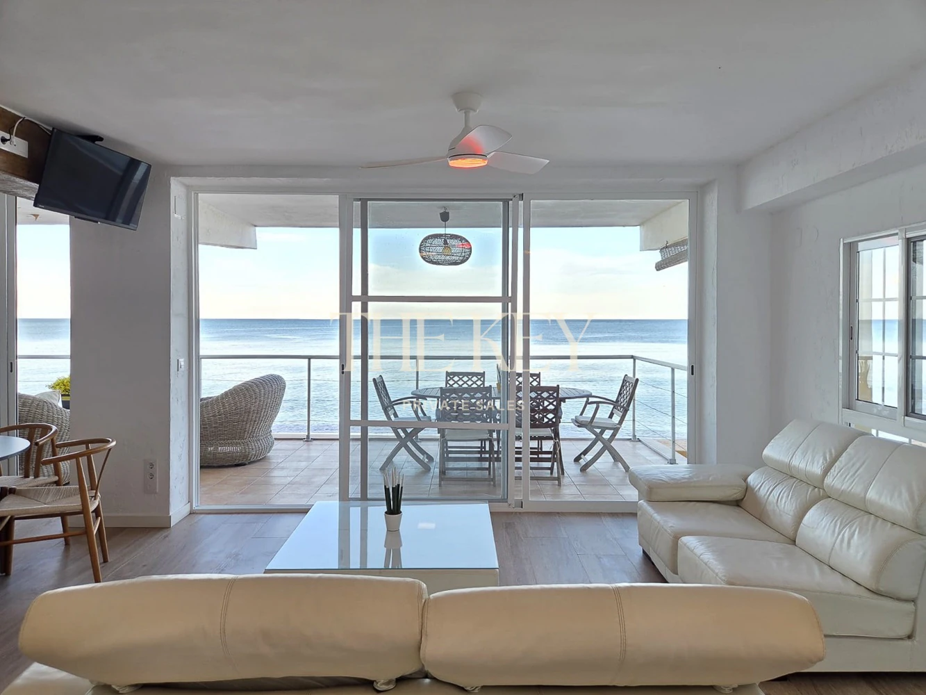 Apartamento en primera línea de mar en Tavernes de la Valldigna con gran terraza y vistas exclusivas