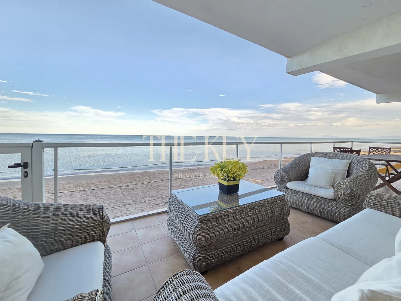 Apartamento en primera línea de mar en Tavernes de la Valldigna con gran terraza y vistas exclusivas