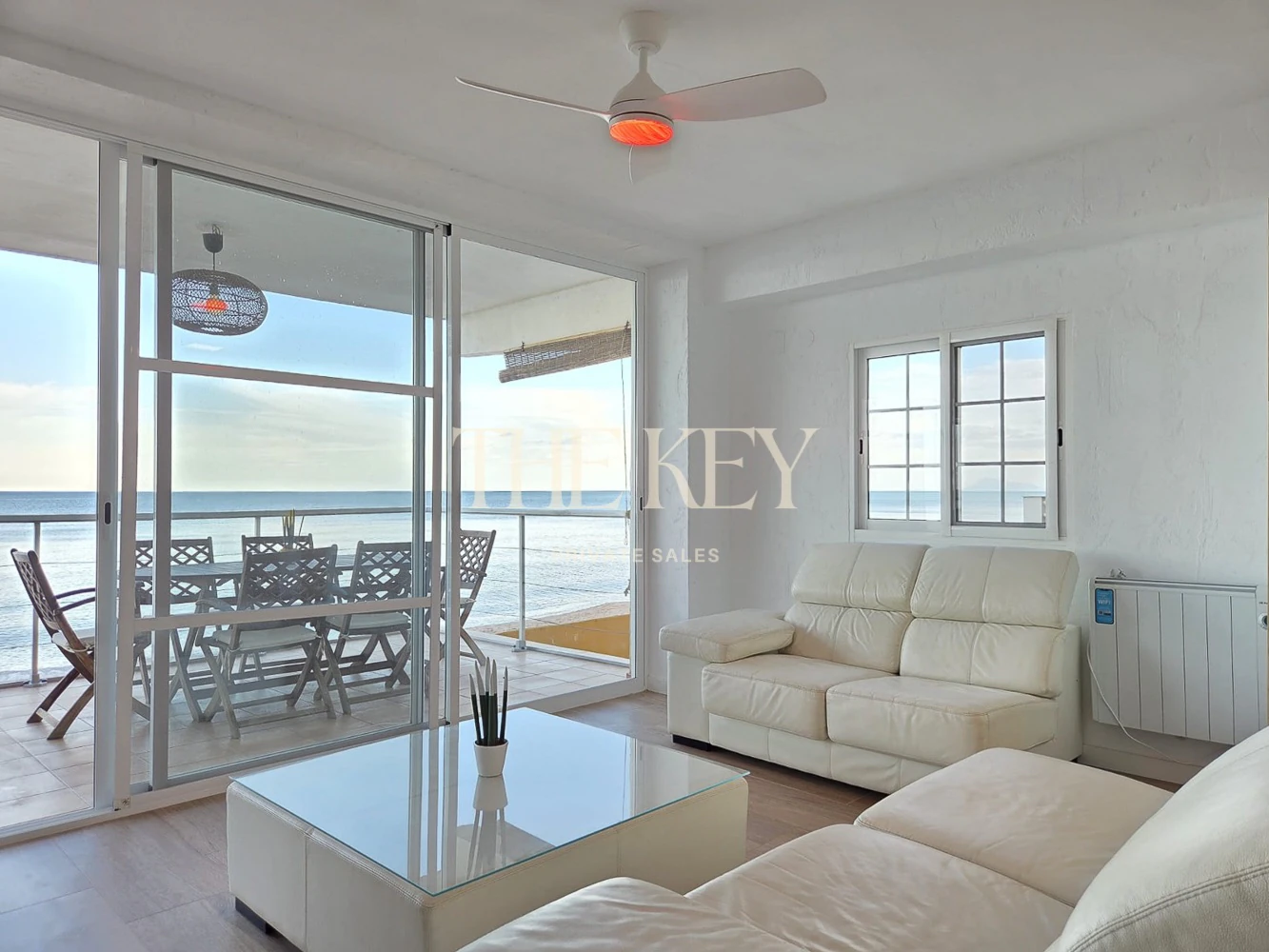 Apartamento en primera línea de mar en Tavernes de la Valldigna con gran terraza y vistas exclusivas