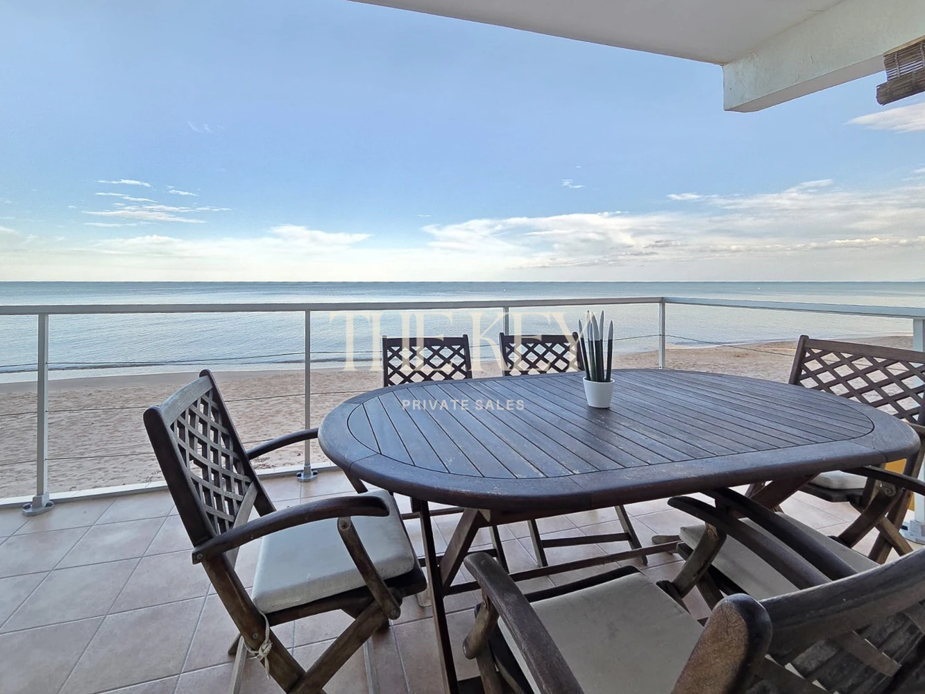 Apartamento en primera línea de mar en Tavernes de la Valldigna con gran terraza y vistas exclusivas