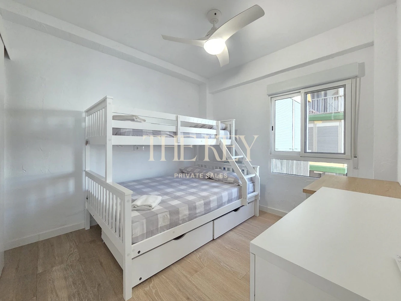 Apartamento en primera línea de mar en Tavernes de la Valldigna con gran terraza y vistas exclusivas