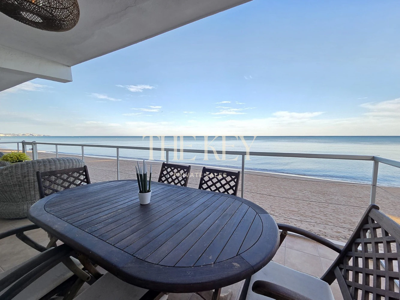 Apartamento en primera línea de mar en Tavernes de la Valldigna con gran terraza y vistas exclusivas
