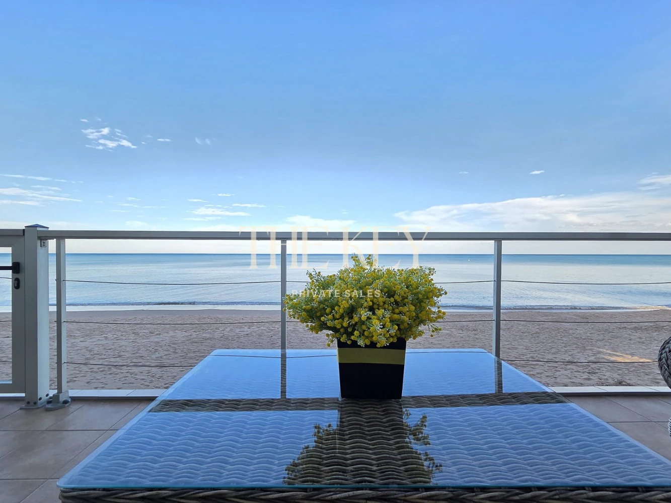 Apartamento en primera línea de mar en Tavernes de la Valldigna con gran terraza y vistas exclusivas