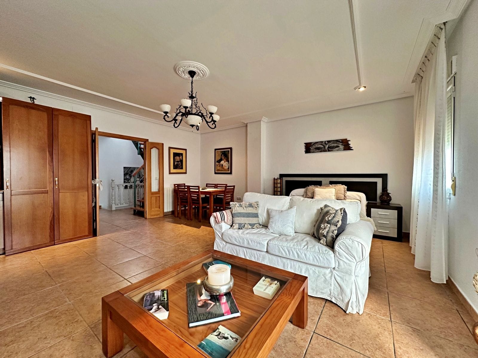 Espaciosa casa de pueblo con garaje interno