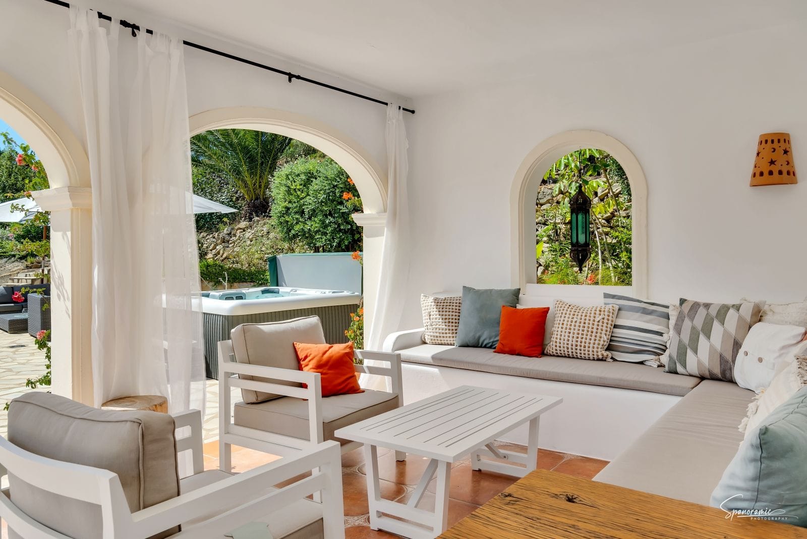 Amplia villa con carácter, piscina y hermoso jardín en Llíber – en el corazón del Valle de Jalón