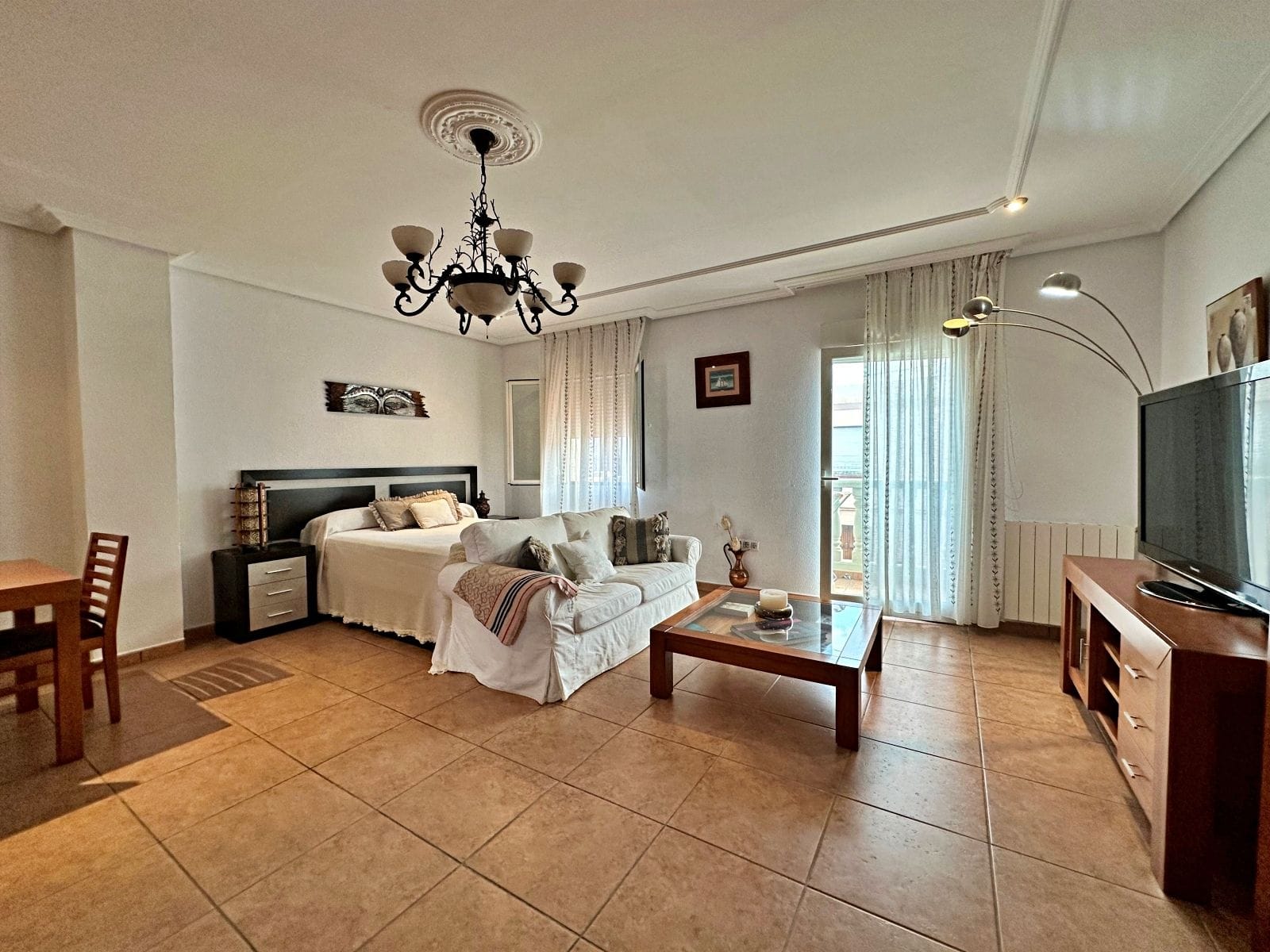 Espaciosa casa de pueblo con garaje interno