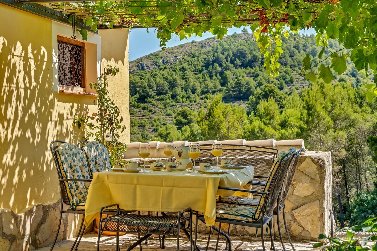 Amplia villa con carácter, piscina y hermoso jardín en Llíber – en el corazón del Valle de Jalón