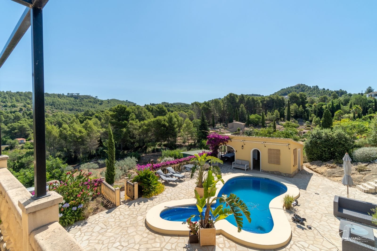Amplia villa con carácter, piscina y hermoso jardín en Llíber – en el corazón del Valle de Jalón