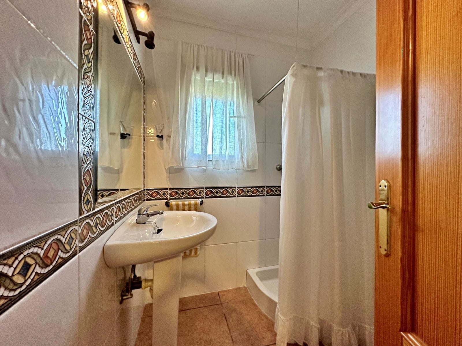 Espaciosa casa de pueblo con garaje interno