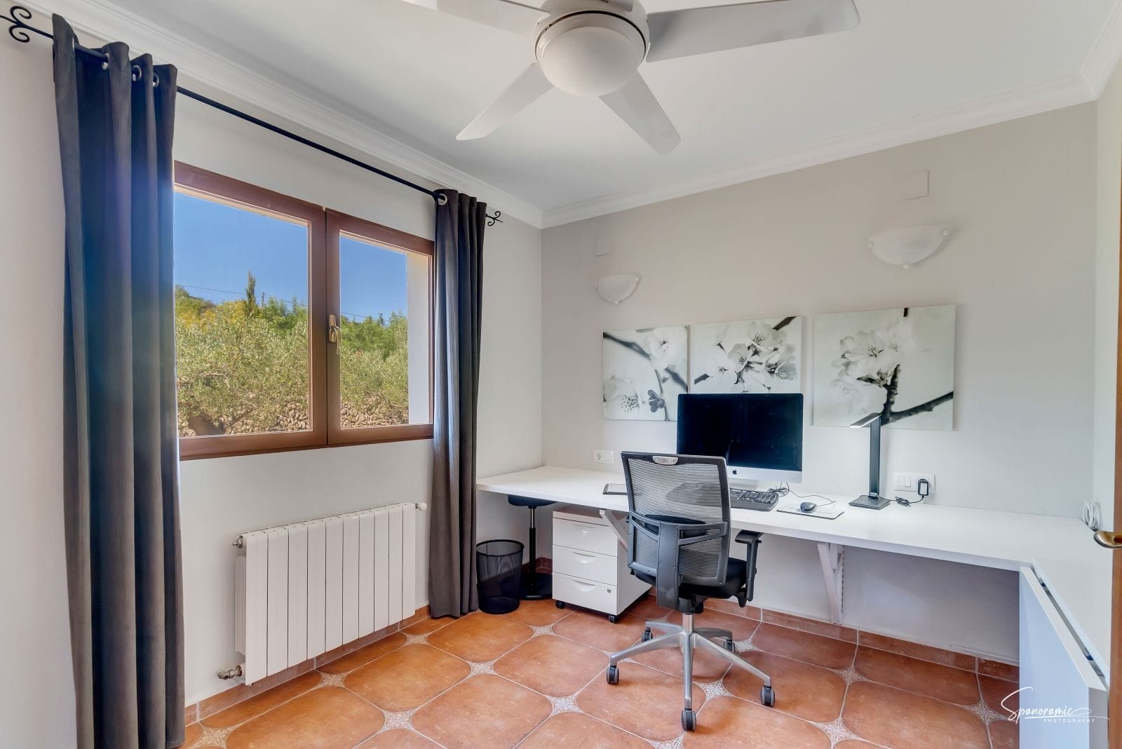 Amplia villa con carácter, piscina y hermoso jardín en Llíber – en el corazón del Valle de Jalón