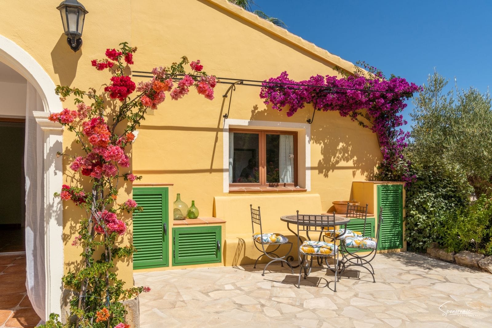 Amplia villa con carácter, piscina y hermoso jardín en Llíber – en el corazón del Valle de Jalón