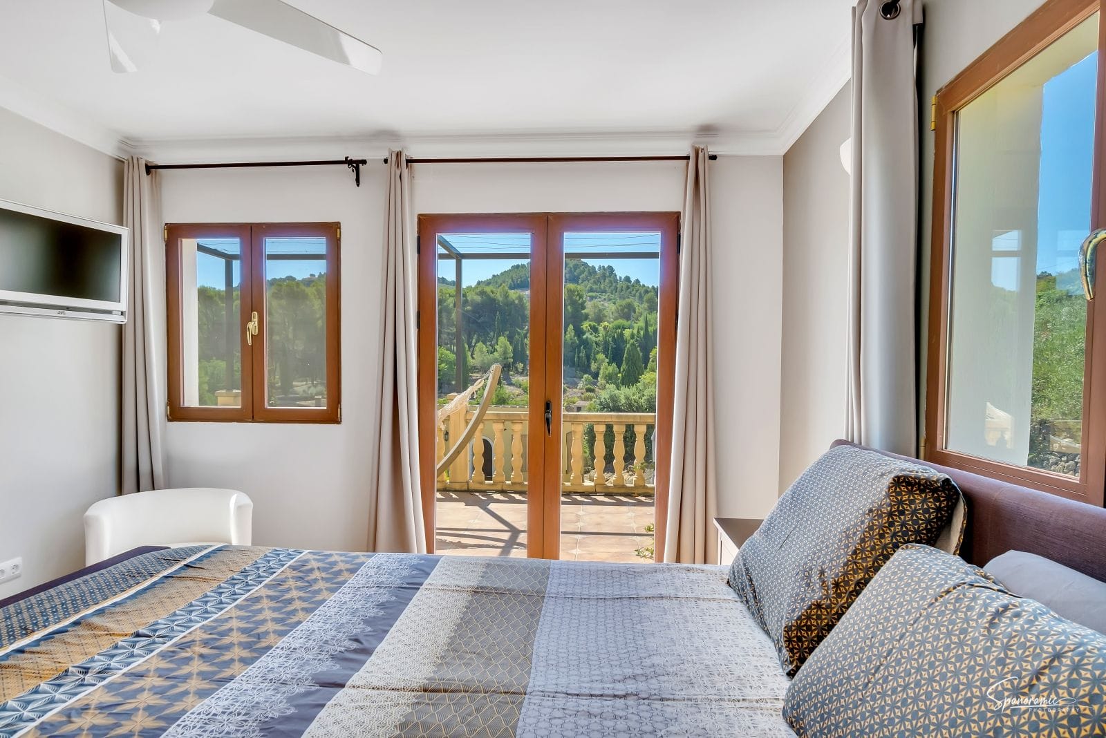 Amplia villa con carácter, piscina y hermoso jardín en Llíber – en el corazón del Valle de Jalón