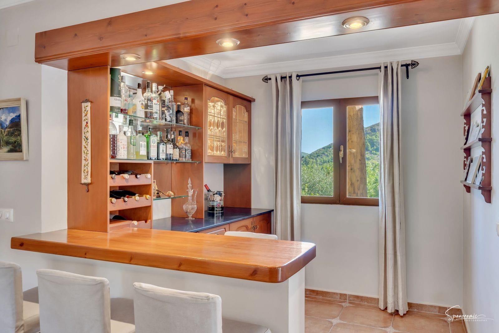 Amplia villa con carácter, piscina y hermoso jardín en Llíber – en el corazón del Valle de Jalón