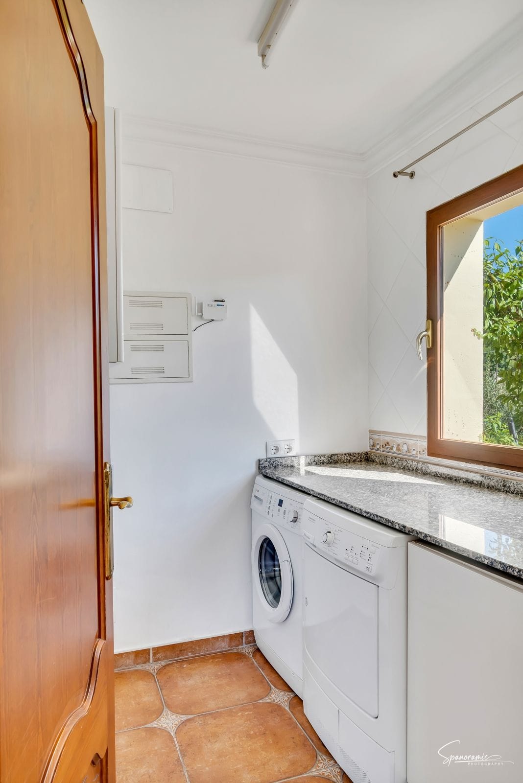 Amplia villa con carácter, piscina y hermoso jardín en Llíber – en el corazón del Valle de Jalón
