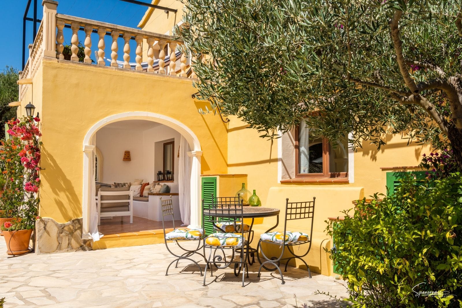 Amplia villa con carácter, piscina y hermoso jardín en Llíber – en el corazón del Valle de Jalón