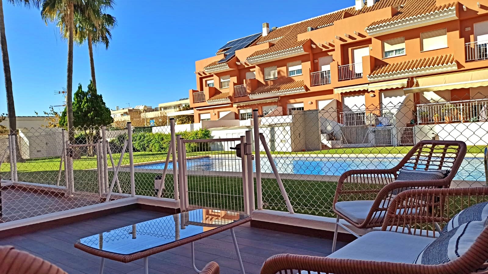 Estupenda casa adosada con piscina comunitaria