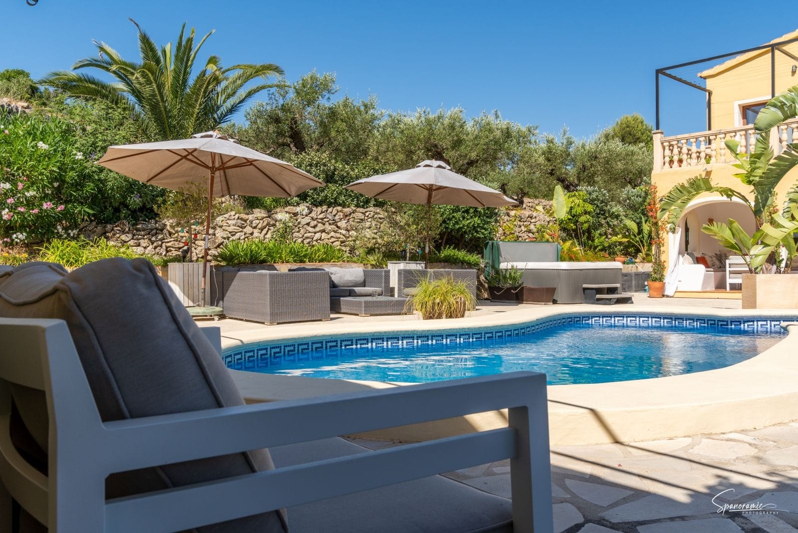 Amplia villa con carácter, piscina y hermoso jardín en Llíber – en el corazón del Valle de Jalón