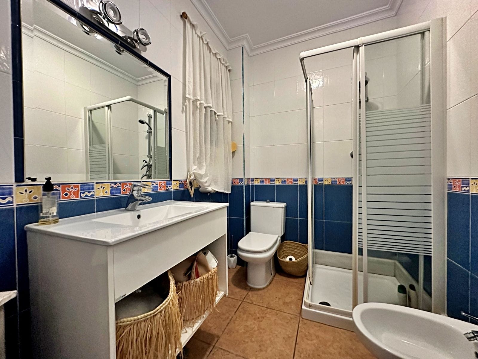 Espaciosa casa de pueblo con garaje interno