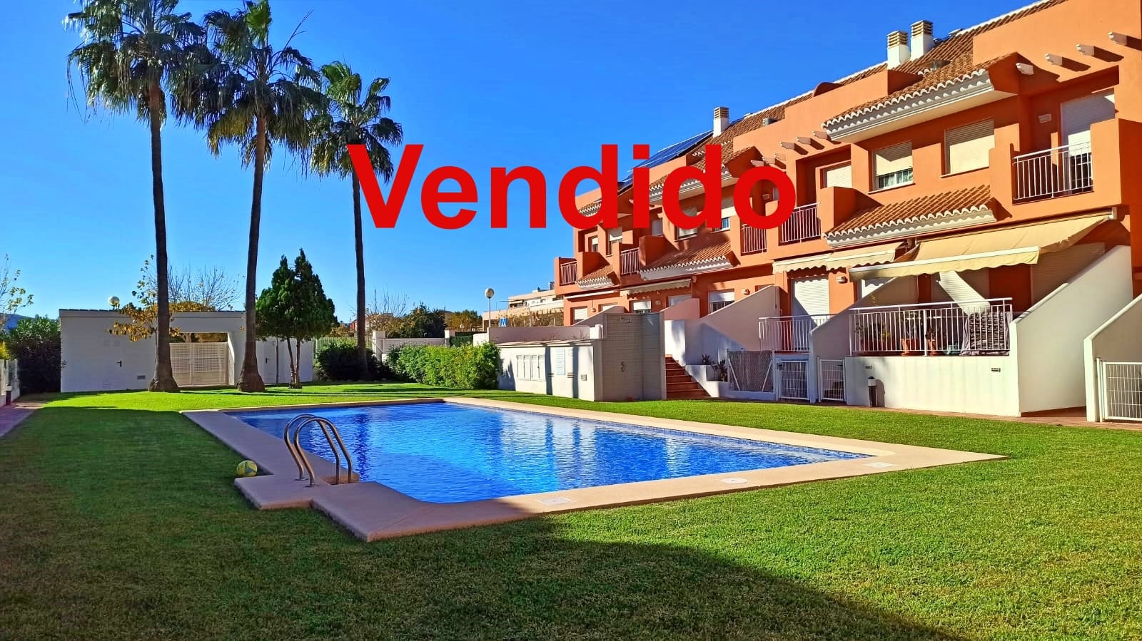Estupenda casa adosada con piscina comunitaria