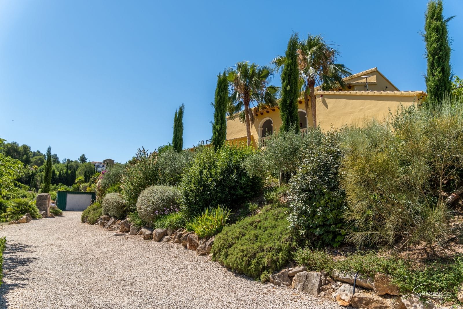 Amplia villa con carácter, piscina y hermoso jardín en Llíber – en el corazón del Valle de Jalón