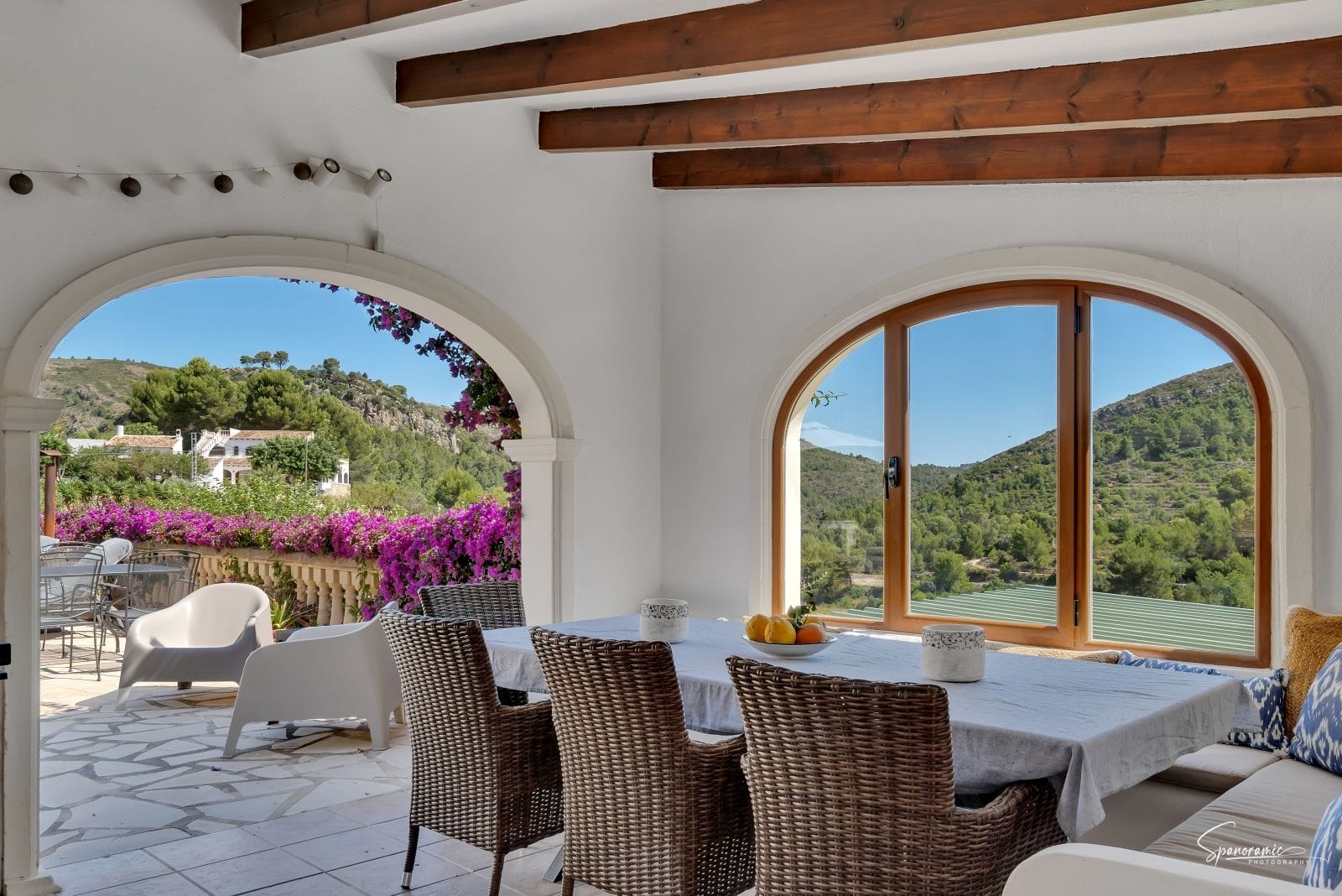 Amplia villa con carácter, piscina y hermoso jardín en Llíber – en el corazón del Valle de Jalón