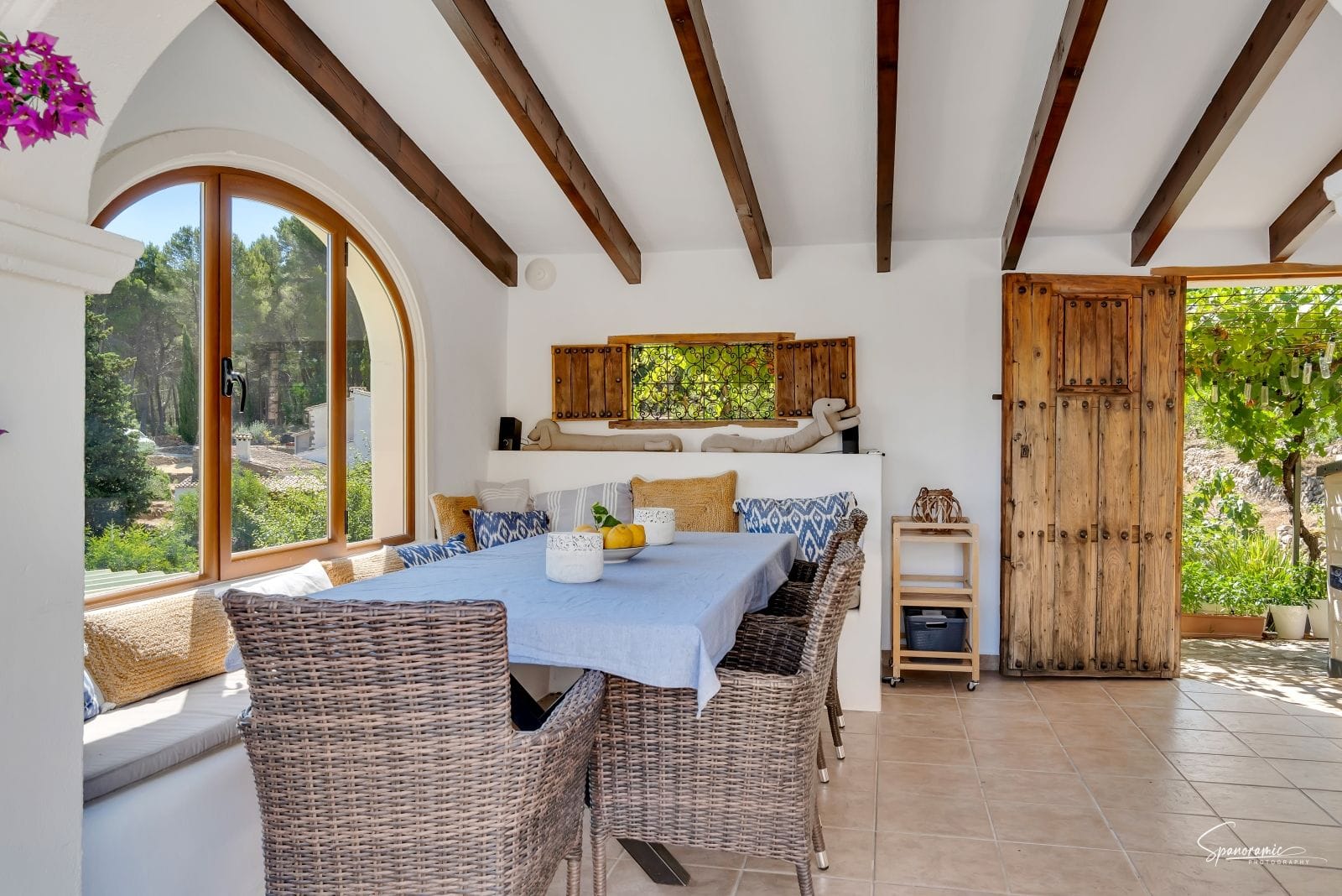 Amplia villa con carácter, piscina y hermoso jardín en Llíber – en el corazón del Valle de Jalón