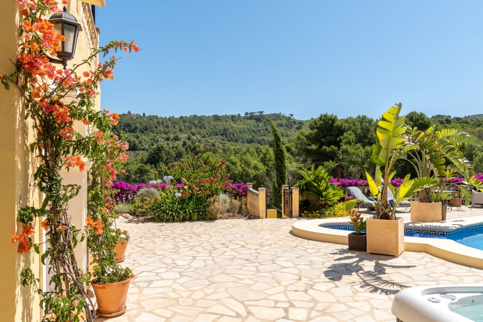 Amplia villa con carácter, piscina y hermoso jardín en Llíber – en el corazón del Valle de Jalón