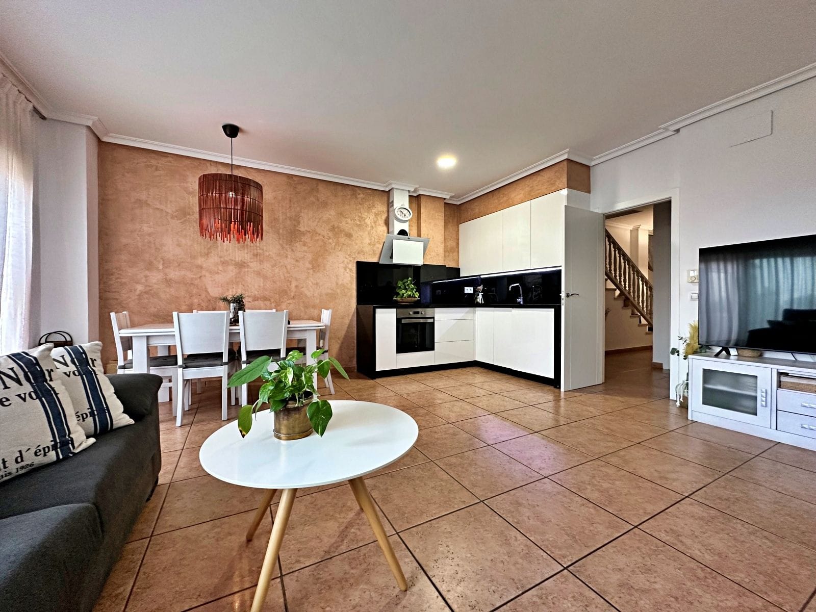 Espaciosa casa de pueblo con garaje interno