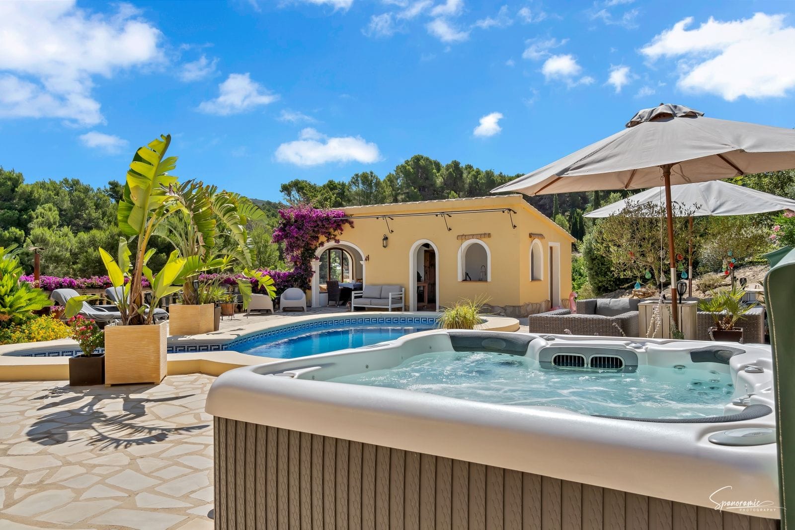 Amplia villa con carácter, piscina y hermoso jardín en Llíber – en el corazón del Valle de Jalón